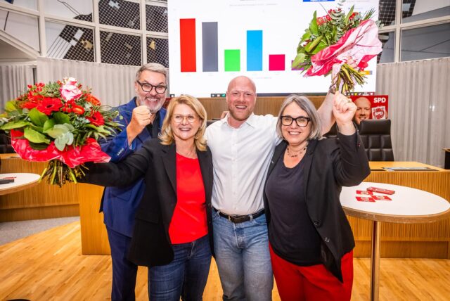 Bundestagswahl 2025 in Dortmund: Die per Briefwahl abgegebenen Stimmen werden in den Westfalenhallen ausgezählt.