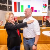 Am Abend der Bundestagswahl 2025 umarmen sich die SPD-Direktkandidaten Sabine Poschmann (l.) und Jens Peick, während Parteifreunde klatschen.