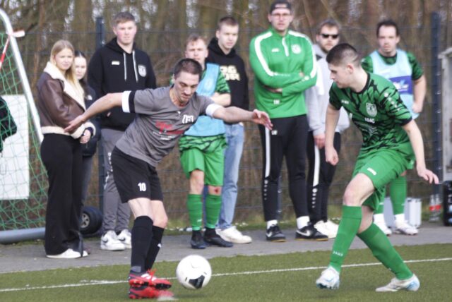 Stefan Starick (l.) von Eintracht Waltrop versucht hier, den Ball an Lasse Korte vorbeizulegen