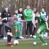 Stefan Starick (l.) von Eintracht Waltrop versucht hier, den Ball an Lasse Korte vorbeizulegen