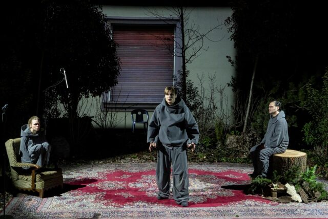 Marie Schulte-Werning, Joshua Zilinske und Fabio Menéndez (v.l.) in Kathrin Rögglas neuem Stück