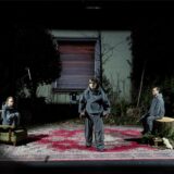 Marie Schulte-Werning, Joshua Zilinske und Fabio Menéndez (v.l.) in Kathrin Rögglas neuem Stück