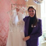 Katharina Pins bei der Hochzeitsmesse im Schloss Herten am 23.02.2025, sie zeigt ein Kleid mit Spitze und Blättermuster.