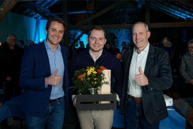 Nicklas Kappe mit Blumen und Geschenken