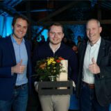 Nicklas Kappe mit Blumen und Geschenken