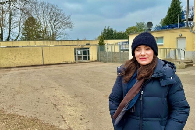Schulpflegschaftsvorsitzende Günnür Özdemir vor der maroden Sporthalle der Berghofer Grundschule