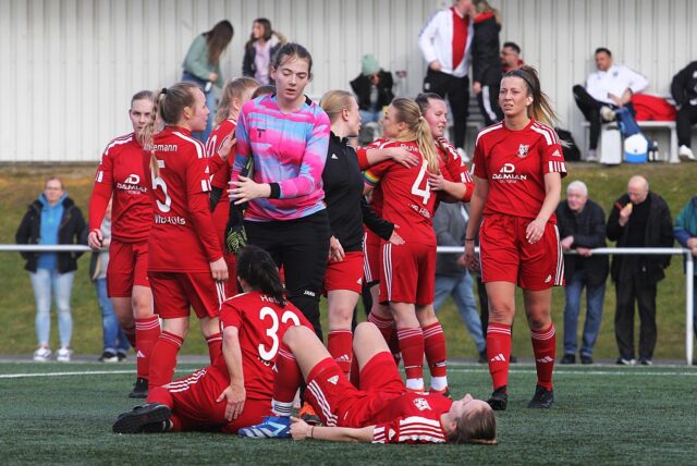 Erschöpft, aber zufrieden: Die Fußballerinnen des VfB Hüls gratulieren sich zum 1:1 gegen Bezirksliga-Tabellenführer SV Waldesrand Linden.