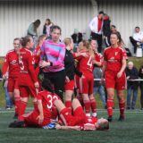 Erschöpft, aber zufrieden: Die Fußballerinnen des VfB Hüls gratulieren sich zum 1:1 gegen Bezirksliga-Tabellenführer SV Waldesrand Linden.