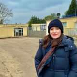 Schulpflegschaftsvorsitzende Günnür Özdemir vor der maroden Sporthalle der Berghofer Grundschule