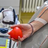 Eine Frau spendet Blut im DRK-Blutspendedienst