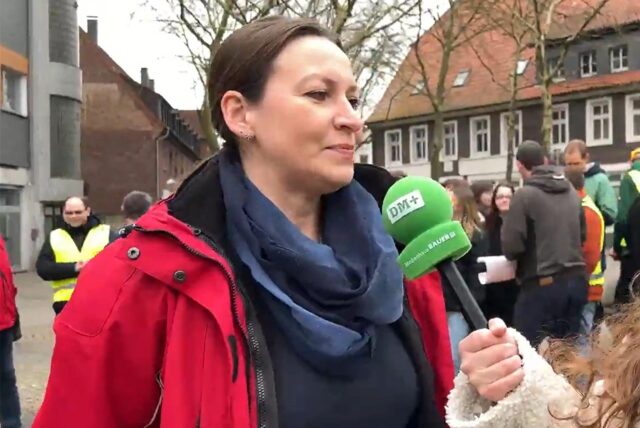 Ella Rieder mit einem DM+-Mikrofon