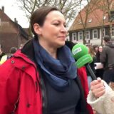 Ella Rieder mit einem DM+-Mikrofon