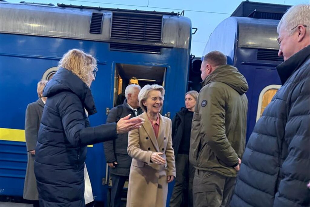 EU-Kommissionspräsidentin Ursula von der Leyen wird in der Ukraine begrüßt. EU-Kommissionspräsidentin Ursula von der Leyen wird in der Ukraine begrüßt.