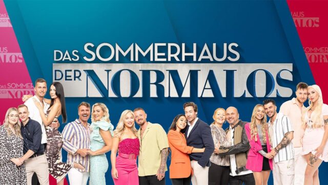 Collage: Fotos aller Teilnehmerpaare von Sommerhaus der Normalos vor dem Schriftzug „Sommerhaus der Normalos“.