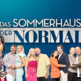 Collage: Fotos aller Teilnehmerpaare von Sommerhaus der Normalos vor dem Schriftzug „Sommerhaus der Normalos“.