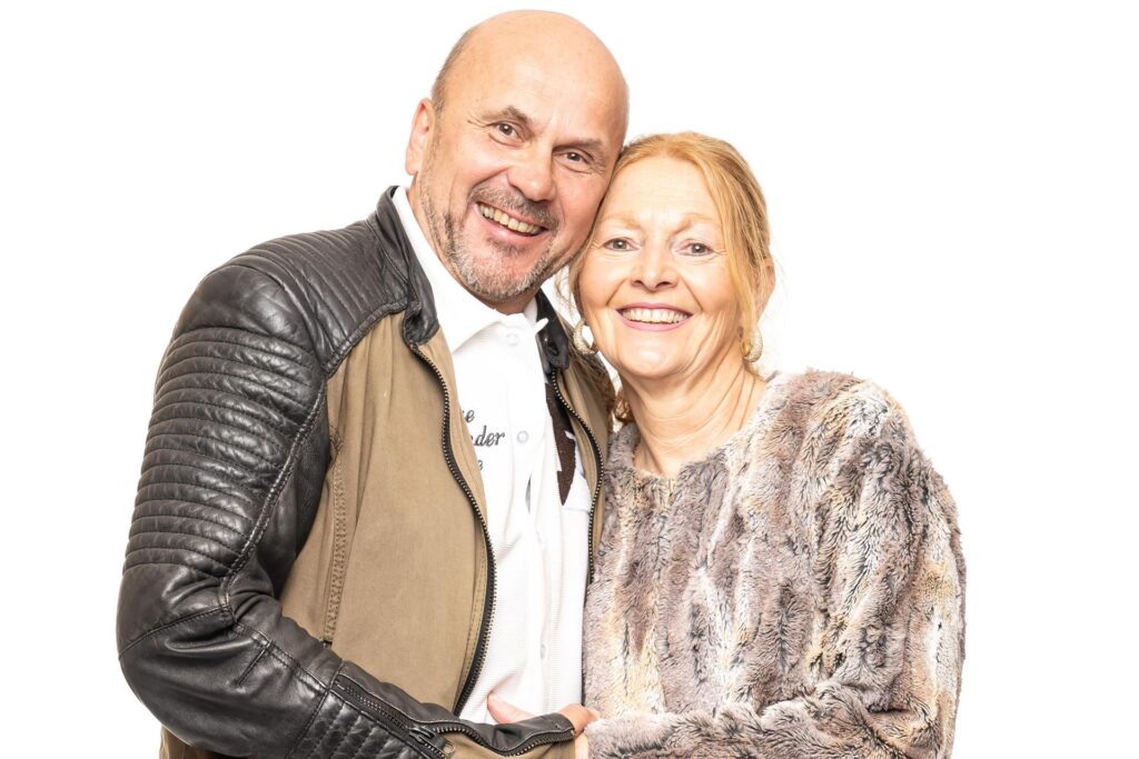 "Das Sommerhaus der Normalos" 2025: Teilnehmer-Paar Andrea Schwarze und Manfred Gardianczik