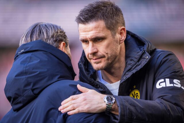 BVB-Sportdirektor Sebastian Kehl umarmt Trainer Niko Kovac.