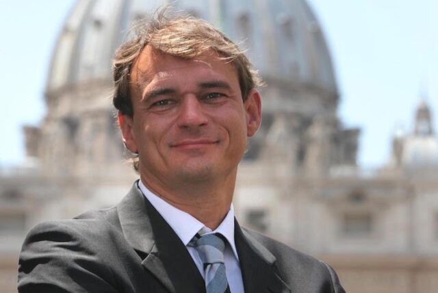 Andreas Englisch, im Hintergrund Petersdom