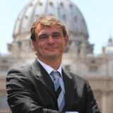 Andreas Englisch, im Hintergrund Petersdom