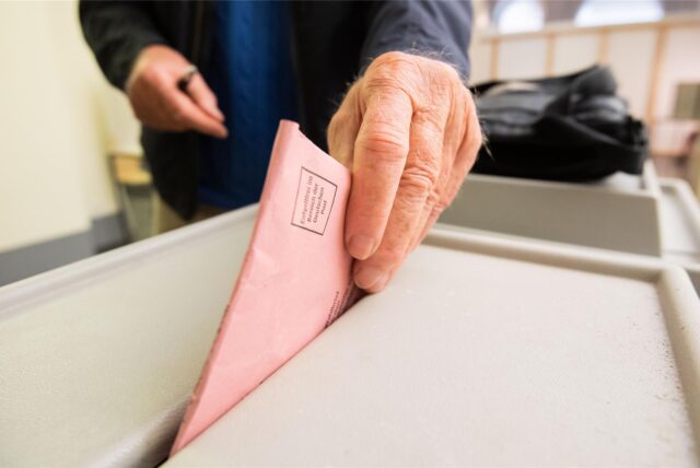 Wahlunterlagen in die Wahlurne geworfen