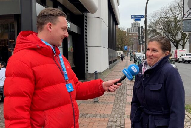 Tim Hübbertz spricht mit einer Dortmunderin in der City über das Ergebnis der Bundestagswahl 2025.