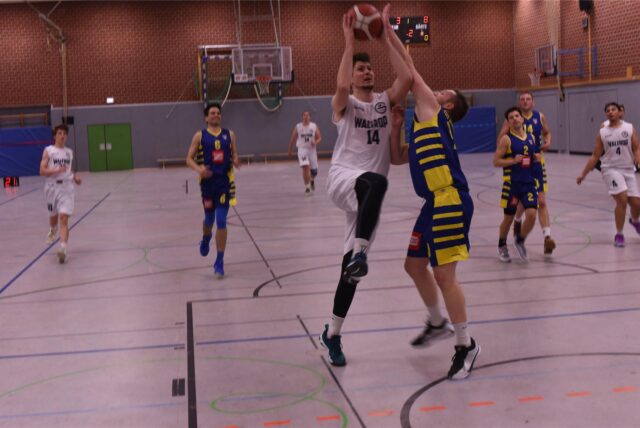 Spielertrainer Timo Volk (Nr. 14) ging mit 20 Punkten voran beim GV Waltrop. Dennoch gab es gegen den TuS Breckerfeld die nächste Niederlage (Foto aus dem Hinspiel).