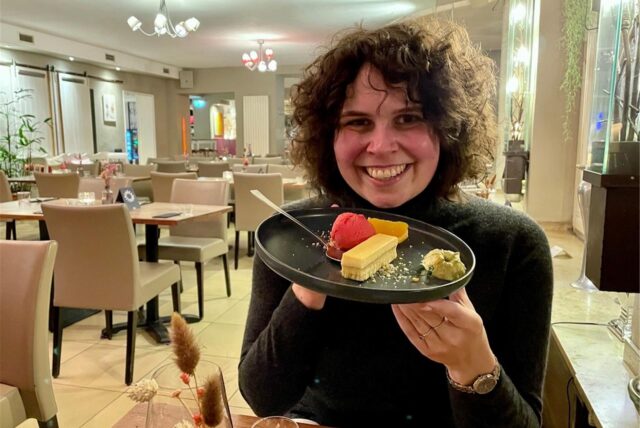 Reporterin Viktoria Degner im Restaurantcheck bei Dieckmann’s in Dortmund: In den Händen hält sie das Dessert des Menükarussells, einen Limecake.