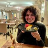 Reporterin Viktoria Degner im Restaurantcheck bei Dieckmann’s in Dortmund: In den Händen hält sie das Dessert des Menükarussells, einen Limecake.