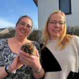 Manuela Möller (l) und Anja Schilling (r) halten das Igelmännchen Olaf