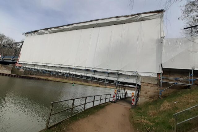 Die eingerüstete Frentroper Brücke führt am Alten Hervester Weg in Brassert über den Wesel-Datteln-Kanal.