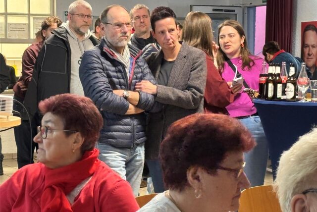 Bundestagswahl in Castrop-Rauxel am 23.2.2025: Die SPD traf sich im Agora Kulturzentrum in Ickern. Erst war die Laune gedrückt. Später, als Schwabes Sieg sich herauskristallisierte, wurde doch noch gefeiert.