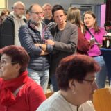 Bundestagswahl in Castrop-Rauxel am 23.2.2025: Die SPD traf sich im Agora Kulturzentrum in Ickern. Erst war die Laune gedrückt. Später, als Schwabes Sieg sich herauskristallisierte, wurde doch noch gefeiert.