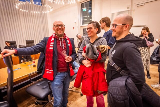 Bei der Wahlparty der Partei Die Linke freuen sich mehrere Menschen über das Ergebnis der Bundestagswahl 2025.