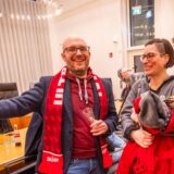 Bei der Wahlparty der Partei Die Linke freuen sich mehrere Menschen über das Ergebnis der Bundestagswahl 2025.