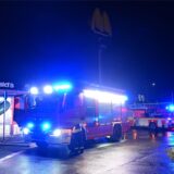 Zwei Fahrzeuge der Hertener Feuerwehr stehen während des Einsatzes vor der McDonalds-Filiale am Resser Weg.