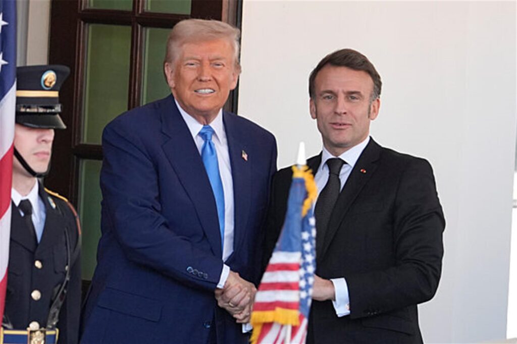 US- Präsident Donald Trump (l) begrüßt Frankreichs Präsident Emmanuel Macron vor einer Pressekonferenz im Weißen Haus. US- Präsident Donald Trump (l) begrüßt Frankreichs Präsident Emmanuel Macron vor einer Pressekonferenz im Weißen Haus.