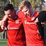 Der verletzte Phil Schröter wird von Lucas Mann und einem Betreuer vom Feld geführt