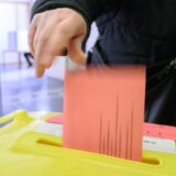 Eine Frau wirft ihren Wahlzettel für die Bundestagswahl 2025 in eine Urne.