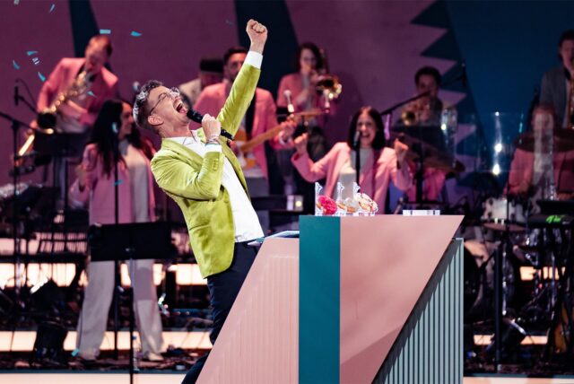 Moderator Joko Winterscheidt jubelt im Finale der Show „Wer stiehlt mir die Show?“.