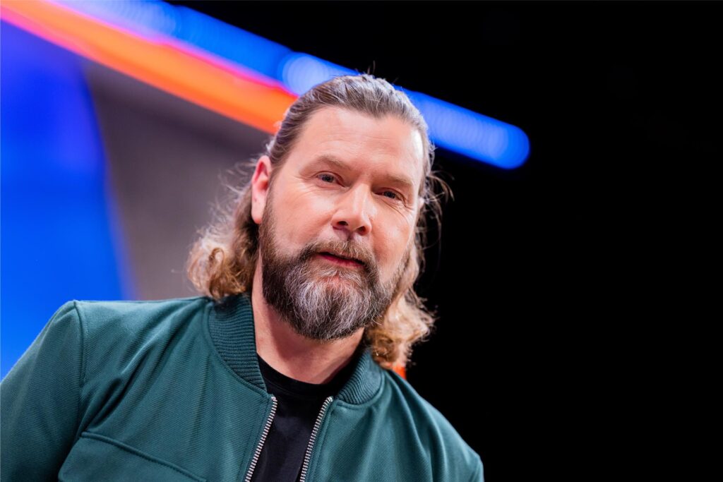 Rea Garvey steht auf der Bühne. Rea Garvey steht auf der Bühne.