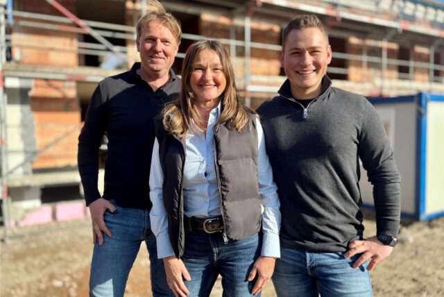 Thomas Langkamp, Anke Langkamp und Leonard Sonntag stehen vor dem Doppelhaus, das sie an der Wilhelmstraße gebaut wird.