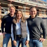Thomas Langkamp, Anke Langkamp und Leonard Sonntag stehen vor dem Doppelhaus, das sie an der Wilhelmstraße gebaut wird.