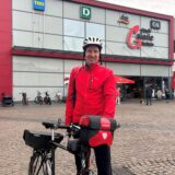 Ein Mann in roter Jacke und weißem Fahrradhelm steht vor der Stadtgalerie in Datteln.