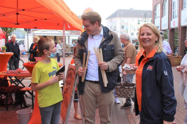 Der CDU-Kandidat Michael Breilmann, hier im Wahlkampf in Waltrop.