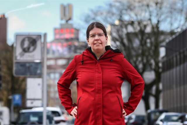Die Bundestagsabgeordnete Sonja Lemke steht vor dem Dortmunder U.