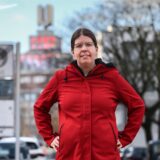 Die Bundestagsabgeordnete Sonja Lemke steht vor dem Dortmunder U.