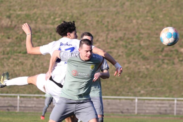 Adam Maher im Kopfballduell mit Mladen Trisic