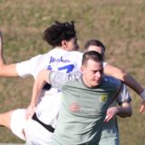 Adam Maher im Kopfballduell mit Mladen Trisic