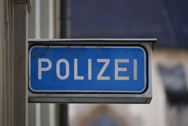 Ein Schild mit der Aufschrift Polizei vor einer Polizeiwache.