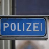 Ein Schild mit der Aufschrift Polizei vor einer Polizeiwache.